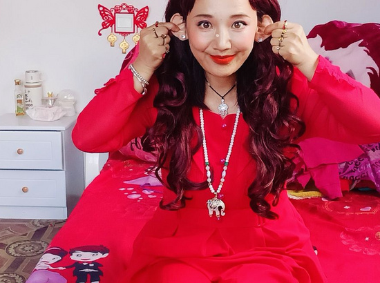 李小萌嘴角上扬