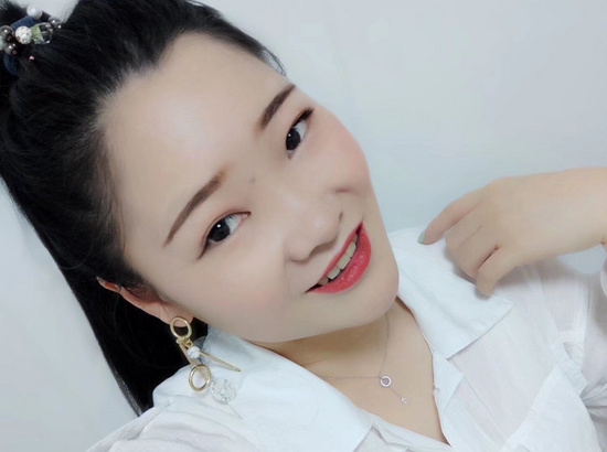 新人依依求支持